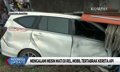 Alami Mesin Mati di Rel, Mobil Tersambar Kereta Api