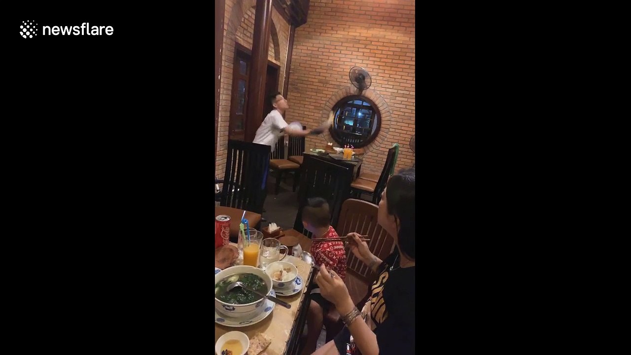 Waiters throw food over customers' heads at famous restaurant in Vietnam