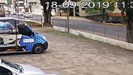Câmera flagra forte batida entre carros na Rua São Paulo