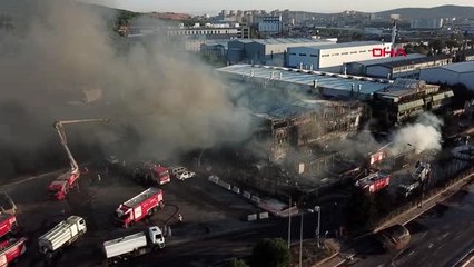 Tuzla'da yanan fabrika soğutma çalışmaları havadan görüntülendi