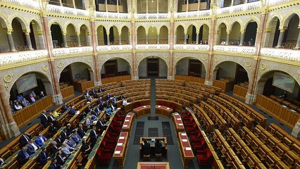 Országház: klímaügy üres padsorokkal