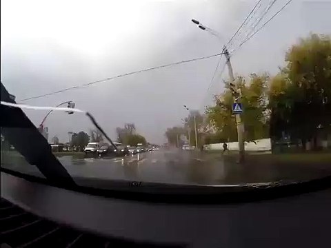 Il perd le controle de son camion, se fait éjecter du véhicule et s'en sort indemne