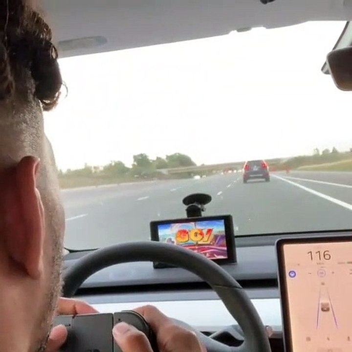 Il joue à Smash Bros au volant de sa Tesla
