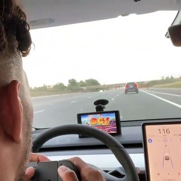 Il joue à Smash Bros au volant de sa Tesla