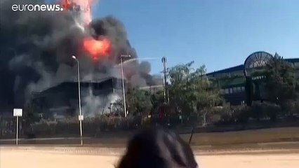 شاهد: انفجار خزان في منشأة كيميائية في إسطنبول وارتقاؤه عشرات الأمتار في الهواء