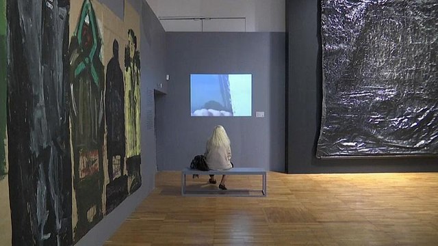 Художник рисует нефтью