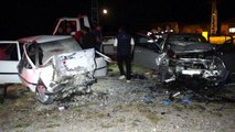 Otomobiller kafa kafaya çarpıştı: 3 ölü, 2 ağır yaralı