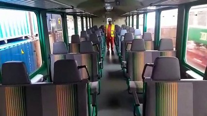 A bord des wagons du train Dubreka Express