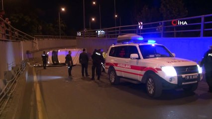 Başkent’te virajı alamayan kamyonet bariyerlerden uçtu: 2 yara