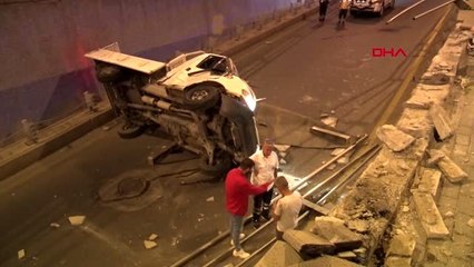 Ankara'da kamyonet köprülü kavşaktan düştü: 2 yaralı