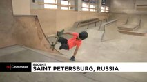 شاهد: طفل مبتور القدمين يمارس رياضة التزلج باحتراف