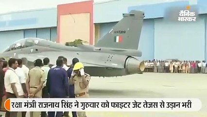 राजनाथ सिंह ने तेजस में उड़ान भरी