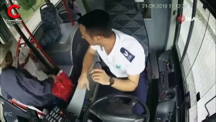 Otobüs şoförü yol kenarında fark etti, hemen yardıma koştu