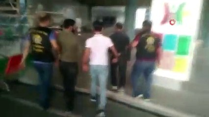 Tuzla'da gümüş tespih gaspçıları yakalandı