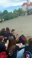 Un camion de pompiers se renverse