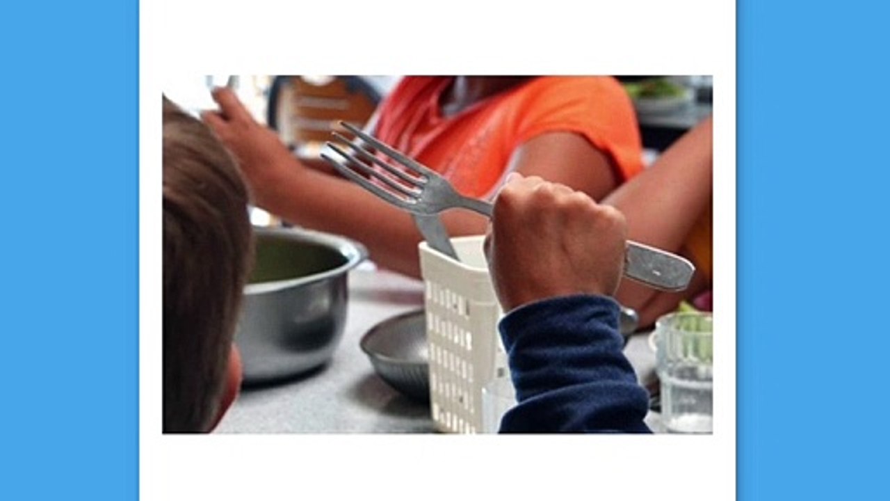 Dos niños comen a base de pan y agua porque sus padres no quieren pagar el comedor