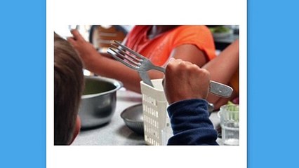 Dos niños comen a base de pan y agua porque sus padres no quieren pagar el comedor