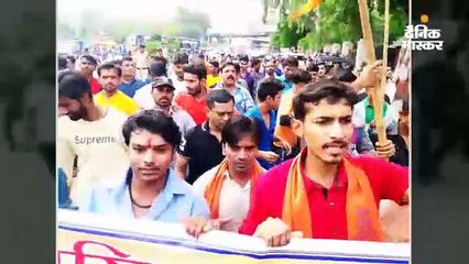 धारा 144 लगाने का विरोध, हिंदूवादी संंगठनाें ने कलेक्ट्रेट गेट पर किया सुंदरकांड का पाठ
