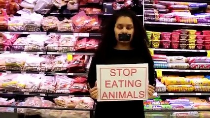 Una banda de frikis veganos asalta un mercado con carteles contra los clientes carnívoros