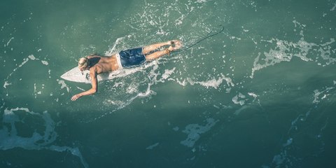 Cuando el dron salva 'in extremis' al surfista de ser devorado por el tiburón