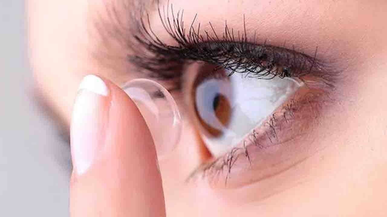 कांटेक्ट लेंस लगाती हैं तो मेकअप में ना करें गलतियां | Makeup tips During Contact Lenses | Boldsky