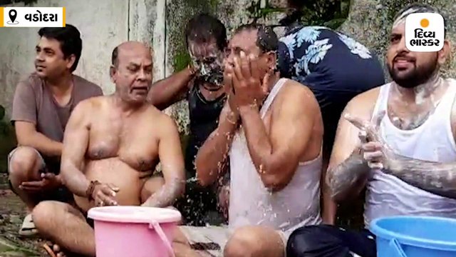 વડોદરામાં પાણી મુદ્દે પાલિકાની પાણીની ટાંકી પર સામૂહિક સ્નાન