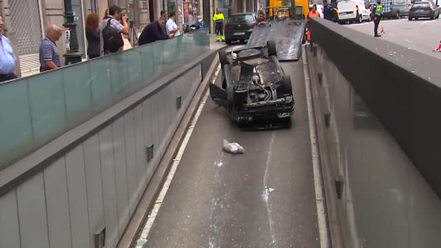 Un vehículo vuelca y cae en la salida de un parking de Vigo