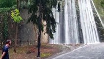 Una ducha en las murallas: el espectacular vídeo que arrasa en las redes tras las fuertes tormentas en Pamplona