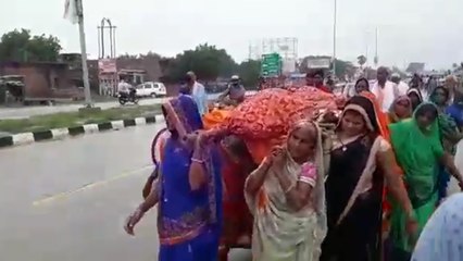 पति और बेटे के होते हुए बहू-बेटियों ने दिया बुजुर्ग महिला की अर्थी को कंधा