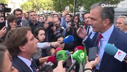 Almeida y Ortega Smith se enzarzan en plena calle por el minuto de silencio a una víctima de violencia machista