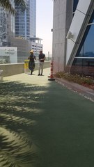 المغامر العماني أحمد غواص يصل إلى الأرض بعد هبوطه من الدور الـ86..شاهد لحظة نهاية المغامرة في عيش الدور