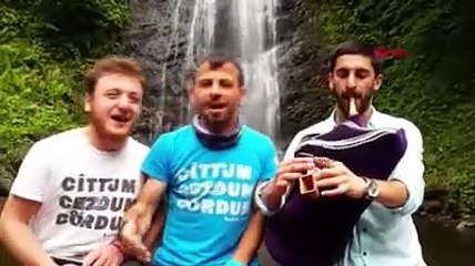 Türkü söylerken ahşap platform kırılınca göle düştüler