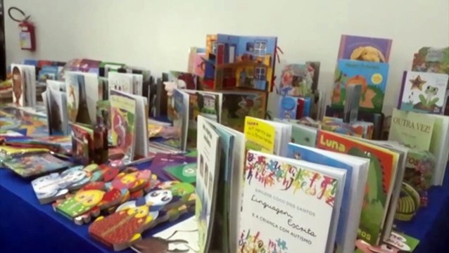 Solenidade na prefeitura marca entrega de acervo literário