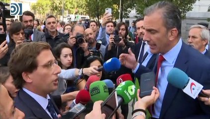 Discusión entre Almeida y Ortega Smith por una pancarta contra la violencia de género