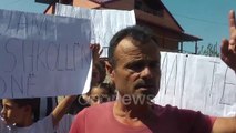 Ora News - Nxënësit e Peqinit në protestë për rikonstruktimin e shkollës së dëmtuar 5 vite më parë