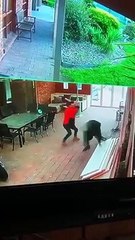 Des cambrioleurs d’une maison tombent sur le propriétaire et passent un sale moment