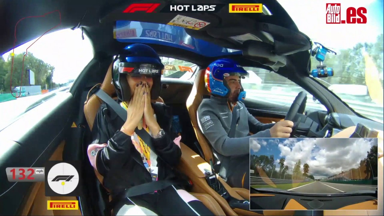 Copiloto de Fernando Alonso a más de 270 km/h: Locura total de una cantante italiana en Monza con el piloto español en un McLaren