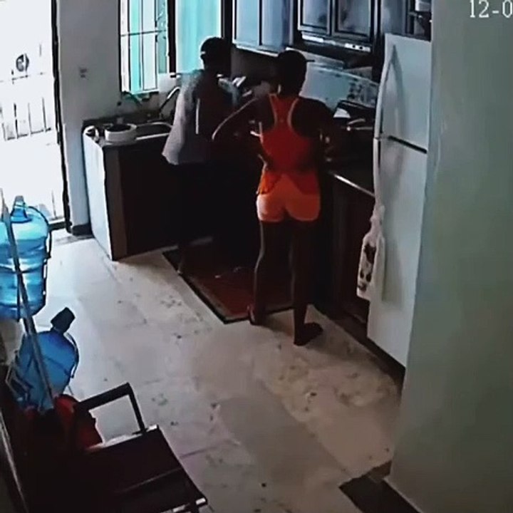 Elles préparaient le dîner quand soudain le four s'est explosé