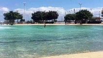 Arremangada y a lo loco: una señora se baña en el lago de la plaza de España