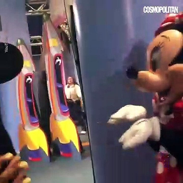 Mickey surprend Minnie en train d'accepter la demande en mariage d'un visiteur