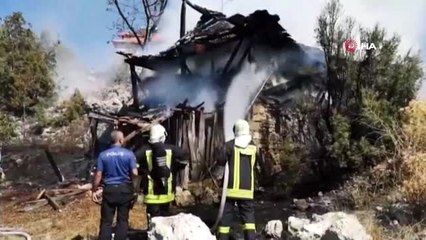 İtfaiye eri evden çıkarmaya çalıştığı şahıslarla birlikte kendi canını son anda kurtardı