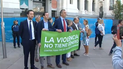 Bronca entre Almeida y Ortega Smith en el homenaje a la última víctima de violencia machista