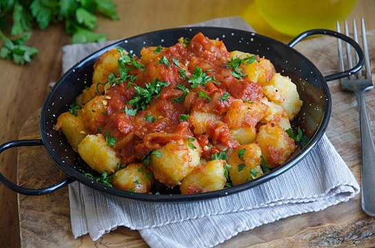 ¿Dónde encontrar las mejores patatas bravas de España?