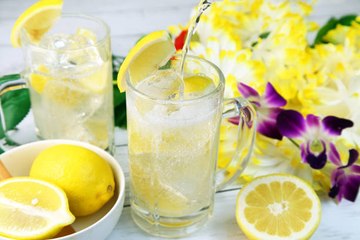 8 beneficios de tomar agua con limón cada mañana