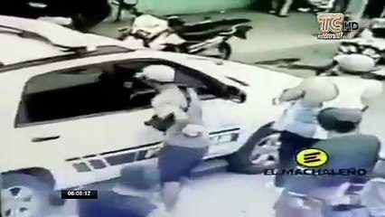 Robo al interior de un carro de la Policía Nacional