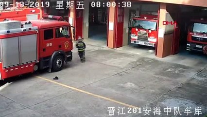 Yanan kamyonunu, itfaiyeye kendi götürdü