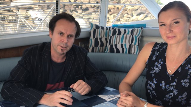 Saint-Gilles-Croix-de-Vie. Sur son bateau, il crée un cabaret dédié à la magie