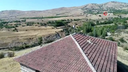 300 yıllık caminin içinde define aradılar.