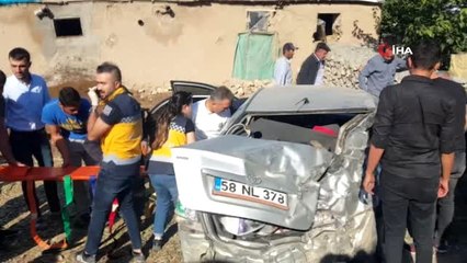 Otomobil evin duvarına çarptı...Can pazarının yaşandığı kazada 2'si çocuk 5 kişi yaralandı