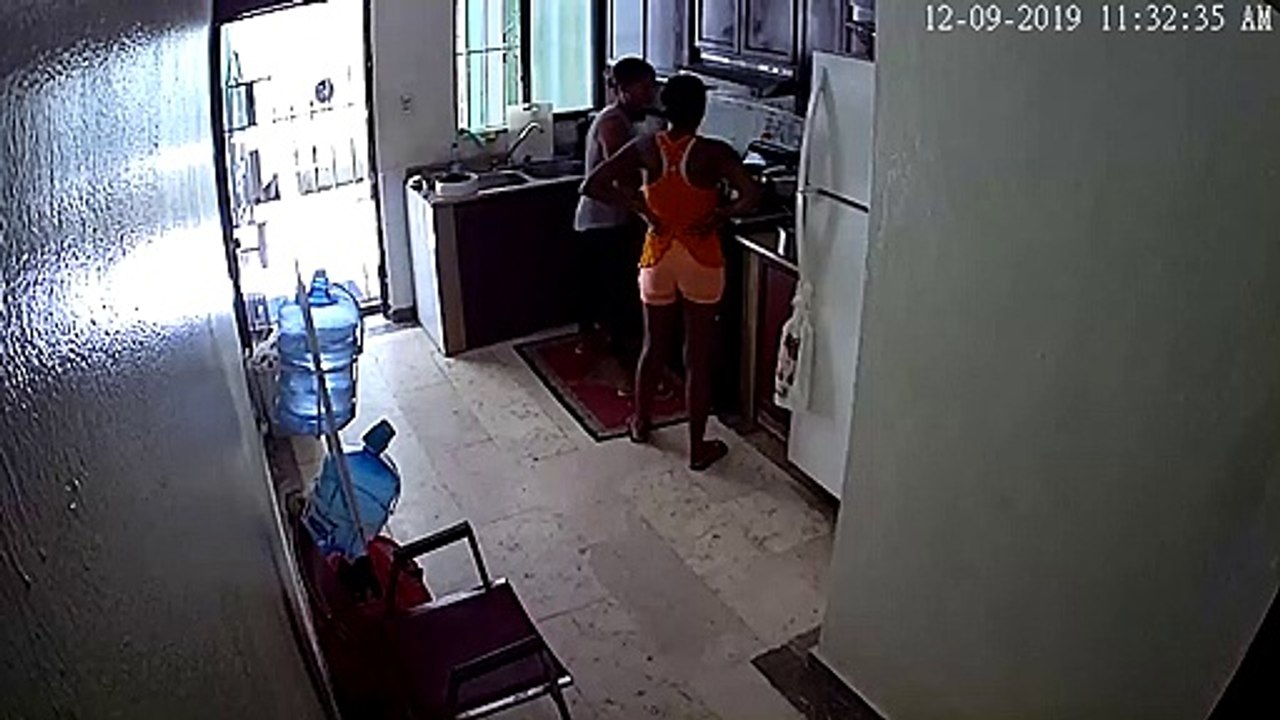 Un four explose subitement dans une cuisine